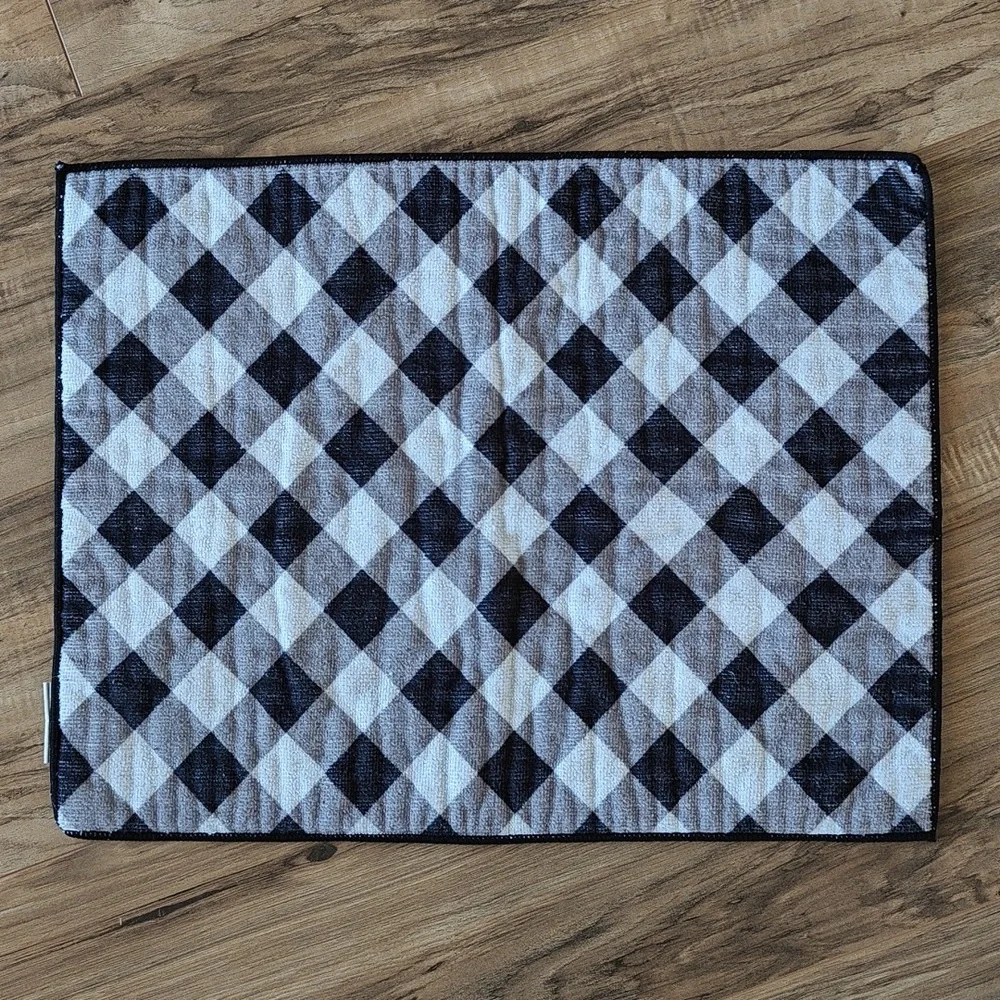 EUC Set of 4 kitchen towels and drying mat